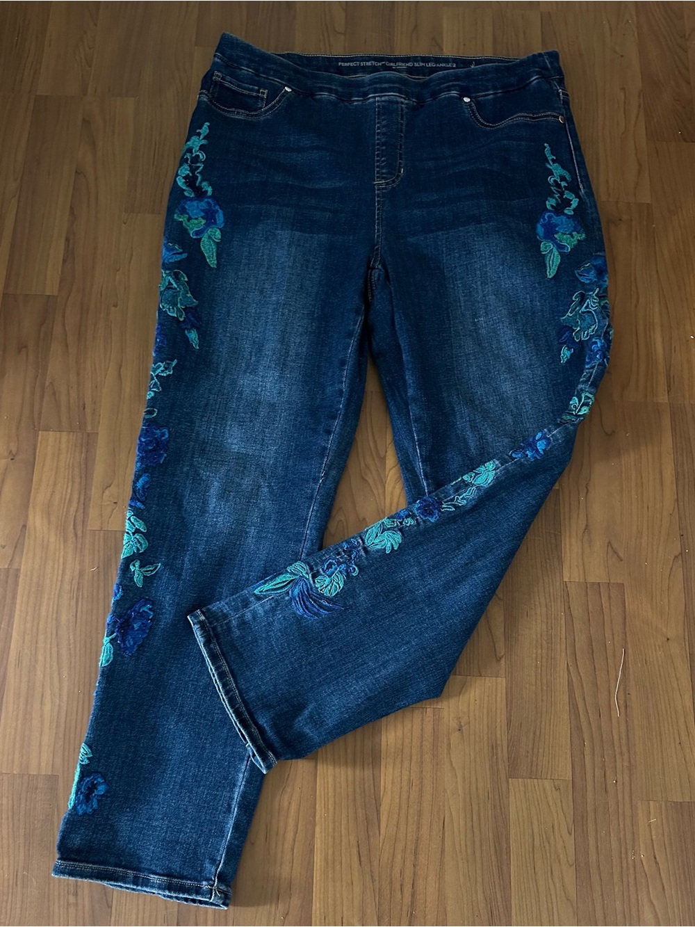 chic Navy Skinny Jeans with Blue Floral Embroidery